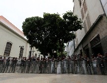 Fuerzas de seguridad venezolanas forman un cordón alrededor del congreso controlado por la oposición esta mañana. AP/F. Llano
