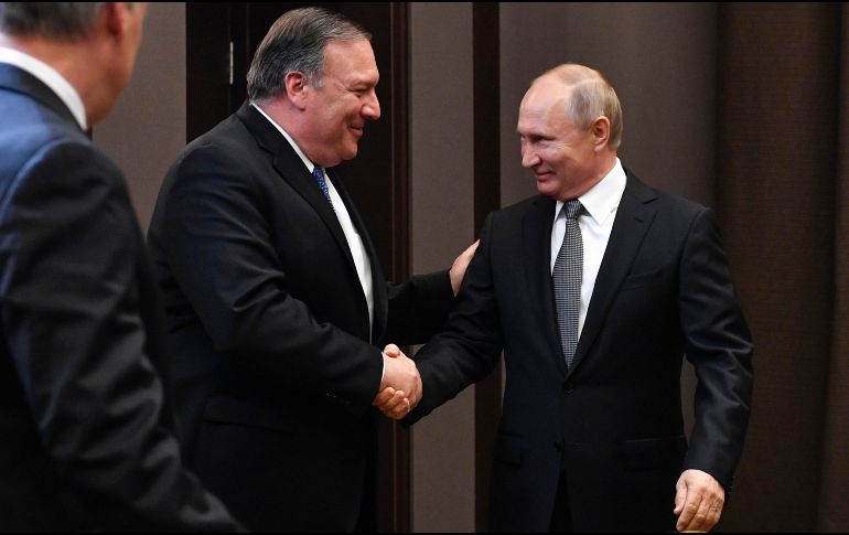 El presidente Vladimir Putin (i) y el secretario de Estado Mike Pompeo en el marco de su reunión en Sochi. Putin dijo que está dispuesto a restablecer 