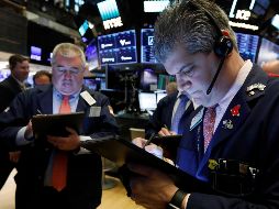 Analistas consideran que la reacción de los mercados del lunes fue exagerada y aun se espera un trato entre Estados Unidos y China. AP/R. Drew