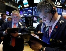 Analistas consideran que la reacción de los mercados del lunes fue exagerada y aun se espera un trato entre Estados Unidos y China. AP/R. Drew