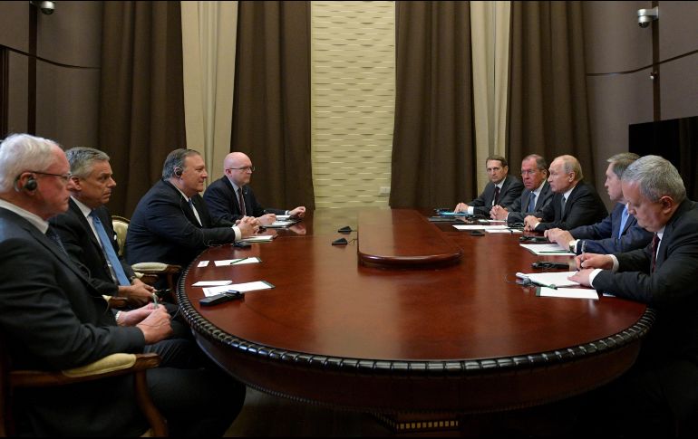 El secretario de Estado de EU, Mike Pompeo (3i), asiste a una reunión con el presidente de Rusia, Vladimir Putin (3-d), en el complejo turístico Mar Negro en Sochi. EFE/A. Druzhinin-SPUTNIK