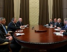 El secretario de Estado de EU, Mike Pompeo (3i), asiste a una reunión con el presidente de Rusia, Vladimir Putin (3-d), en el complejo turístico Mar Negro en Sochi. EFE/A. Druzhinin-SPUTNIK