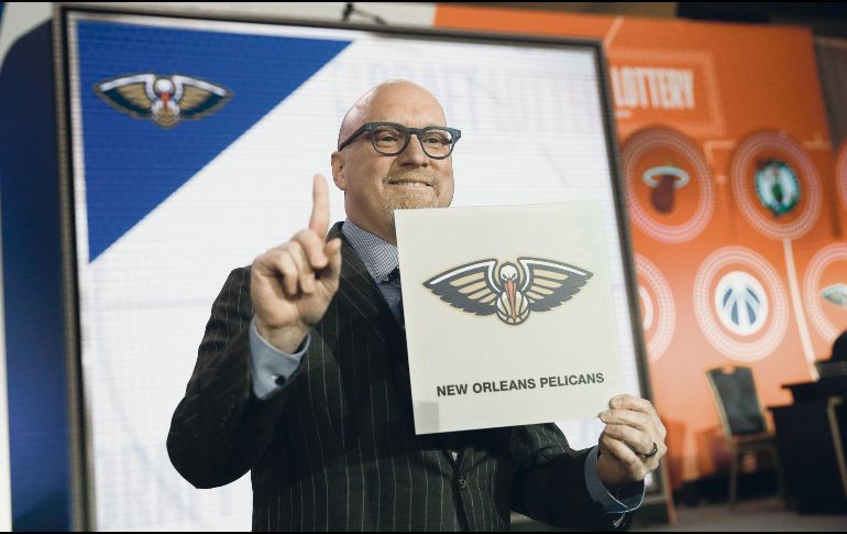 David Griffin, vicepresidente de los Pelicans, presume el resultado de la lotería. AP