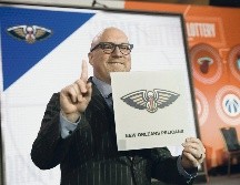 David Griffin, vicepresidente de los Pelicans, presume el resultado de la lotería. AP