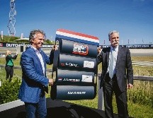 Jan Lammers (izq.), director deportivo del Gran Premio de Holanda, y Chase Carey, mandamás de la Fórmula Uno, anunciaron el regreso de la carrera holandesa. AFP / R. De Waal