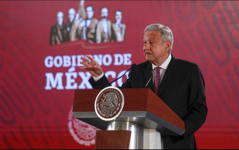 Durante su conferencia de prensa, López Obrador señala que hubo un retraso en las licitaciones que tienen que ver con el papel. NTX / J. Espinosa