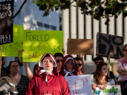 Personas se manifiestaron el martes en Montgomery, Alabama, en contra de la prohibición de casi todas las formas de aborto. AP/The Montgomery Advertiser/M. Welsh