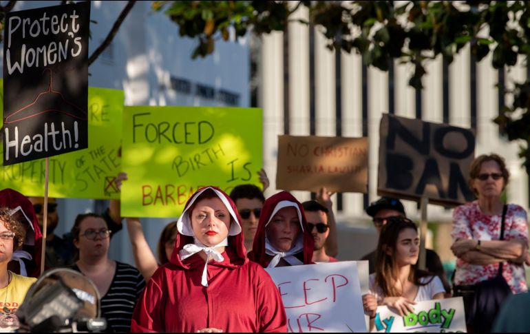 Personas se manifiestaron el martes en Montgomery, Alabama, en contra de la prohibición de casi todas las formas de aborto. AP/The Montgomery Advertiser/M. Welsh