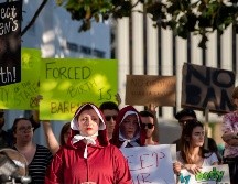 Personas se manifiestaron el martes en Montgomery, Alabama, en contra de la prohibición de casi todas las formas de aborto. AP/The Montgomery Advertiser/M. Welsh