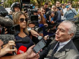 Michel Temer habla con los medios de comunicación luego de ser liberado esta mañana. AFP/M. Schincariol