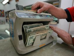 La moneda se compró en un precio mínimo de 17.95 pesos en bancos capitalinos. EL INFORMADOR/ARCHIVO