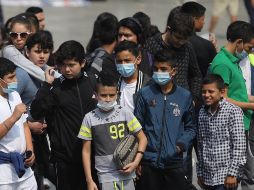 Varios niños se cubren con tapabocas debido a los altos niveles de contaminación este miércoles, en Ciudad de México. EFE/S. Gutiérrez