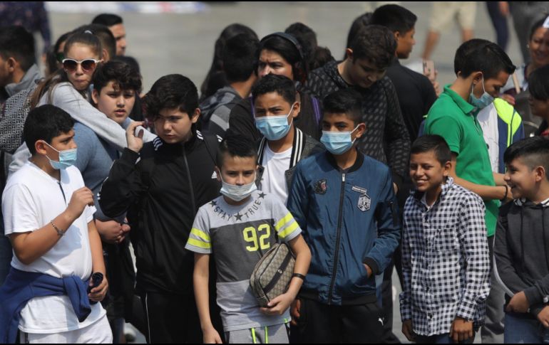 Varios niños se cubren con tapabocas debido a los altos niveles de contaminación este miércoles, en Ciudad de México. EFE/S. Gutiérrez
