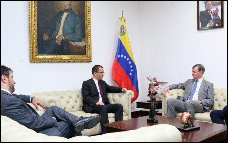 Hugo Shorter sostuvo encuentros por separado con el líder opositor venezolano y con el canciller Jorge Arreaza para convensar sobre una solución pacífica para Venezuela. TWITTER / @ConexionDWeb