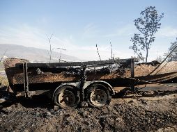 El fuego alcanzó tres de las cuatro lanchas que tenía a un costado del camino. EL INFORMADOR / F. Atilano
