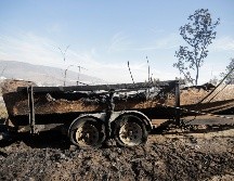 El fuego alcanzó tres de las cuatro lanchas que tenía a un costado del camino. EL INFORMADOR / F. Atilano