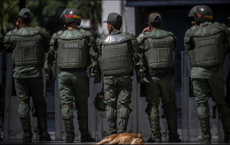 La Guardia Nacional Bolivariana vigila las inmediaciones de la Asamblea Nacional. EFE/M. Gutiérrez