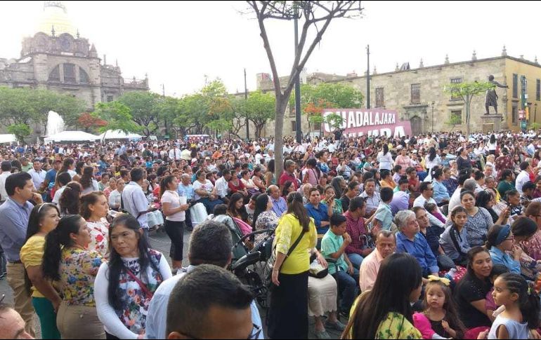 Se congregaron en la plaza de la Liberación para presenciar el homenaje a su pastor. EL INFORMADOR/J. Lomelí