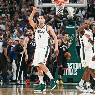 Bucks toman ventaja en serie ante Raptors