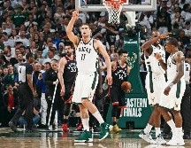 Brook López (#11) aportó 29 puntos para la causa de los Bucks de Milwaukee, que remontaron en casa frente a los Raptors. AFP / G. Dineen