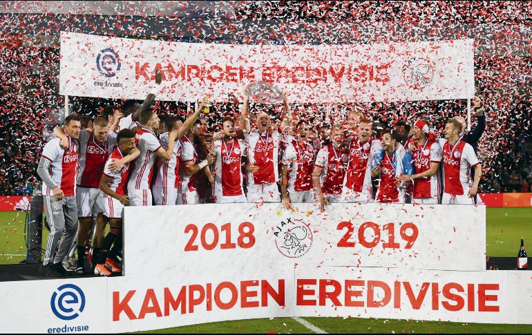 Los jugadores del Ajax reconquistan la Liga de Holanda, tras una carrera parejera con el equipo de Eindhoven. EFE