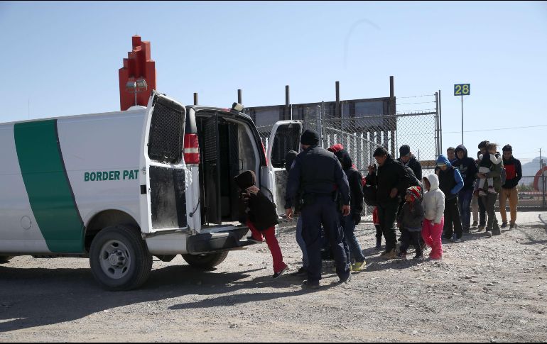 Migrantes se dirigen a un vehículo de la Patrulla Fronteriza en El Paso, Texas. Por el lugar cruzan miles de centroamericanos para entregarse a las autoridades y pedir asilo. AFP/ARCHIVO