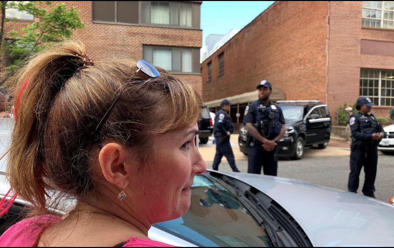 La directora nacional del grupo Code Pink, Ariel Gold, graba el exterior de la Embajada venezolana en Estados Unidos en Washington D.C. este jueves. Su asociación apoyaba a los activistas. EFE/ C. Vilas
