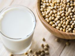 Si bien estas bebidas suelen sustituir el consumo de leche, el aporte nutrimental es muy distinto, advierten. ESPECIAL/vitonika.com
