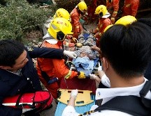 Servicios de rescate trasladan a una víctima tras el derrumbe de un edificio este jueves en el centro de Shangái. EFE