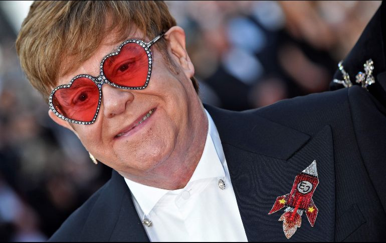 Elton John a su llegada en la alfombra roja del la 72 edición del Festival de Cannes. AFP / C. Simon