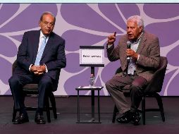 El ex presidente del Gobierno de España, Felipe González (d), habla junto al magnate Carlos Slim este jueves durante la XXV Reunión Plenaria de la Fundación Círculo de Montevideo. EFE/J. Méndez