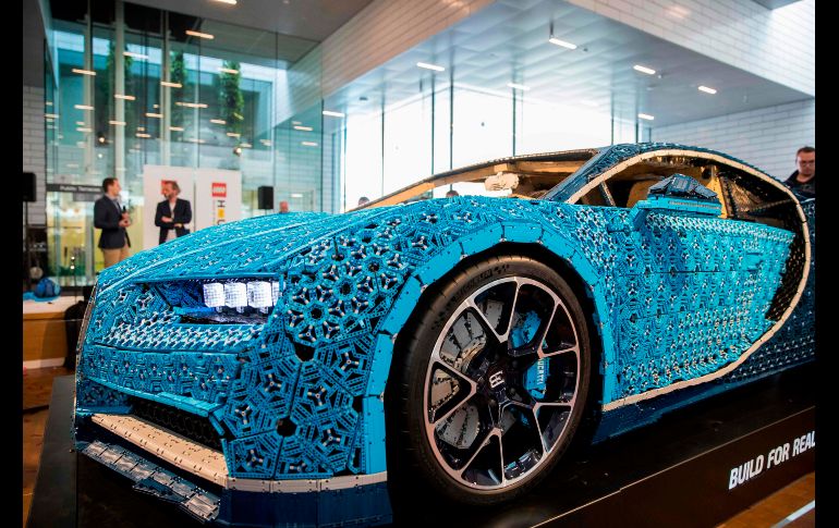 La compañía de autos deportivos Bugatti y la empresa de juguetes colaboraron para producir un modelo en tamaño real que puede conducirse y alcanza hasta 20 kilómetros por hora.