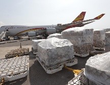 El pasado 29 de marzo la primer aeronave llevó 65 toneladas de asistencia,  el lunes llegó un segundo cargamento de 71 toneladas y este jueves aterriza otro cargamento con material médico. EFE / R. Peña