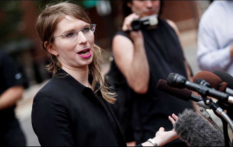Chelsea Manning, ex analista de inteligencia del Ejército de EU, llega a declarar ante el gran jurado en el Palacio de Justicia de los Estados Unidos Albert V. Bryan. EFE/S. Thew