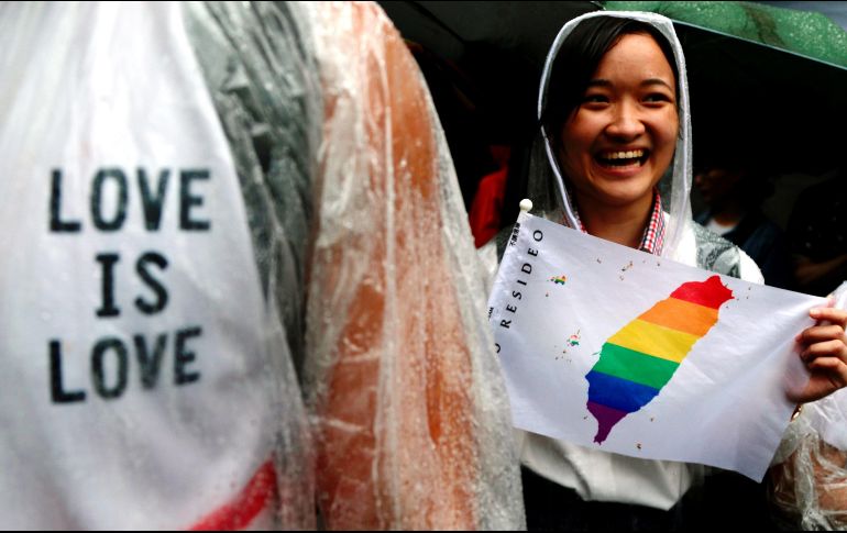 Simpatizantes del colectivo homosexual se concentran a las puertas del Parlamento durante el debate sobre la legalización del matrimonio de personas del mismo sexo en Taipei (Taiwán) este viernes. EFE/ R. B. Tongo