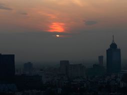 Una capa gris se observa al amanecer de este viernes en Ciudad de México. AP/M. Ugarte