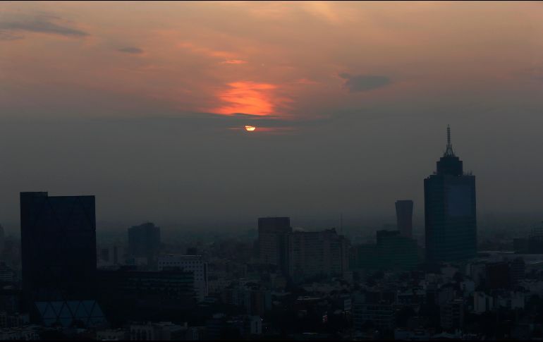 Una capa gris se observa al amanecer de este viernes en Ciudad de México. AP/M. Ugarte