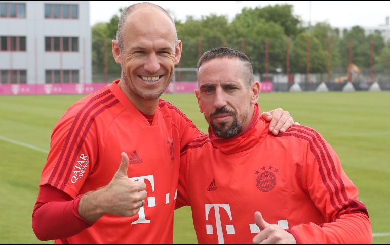 Arjen Robben (I) y Franck Ribéry dejarán el Bayern al final de la temporada en curso. TWITTER/@FCBayern