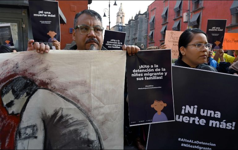 Activistas se manifestaron afuera de Palacio Nacional, en Ciudad de México, en contra de las detenciones de migrantes. AFP/A. Estrella
