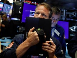 El Dow Jones descendió 98 unidades, 0.4%, a 25 mil 764 enteros. AP/R. Drew