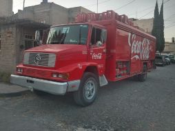 Luego de consumar el robo del efectivo, los ladrones metieron a los empleados a la caja del vehículo de la empresa. ESPECIAL