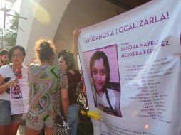 Manifestantes pegan fichas informativas de personas desaparecidas en la fachada; asimismo, realizaron una pinta en una de las paredes cuestionando al mandatario estatal. EL INFORMADOR/E. Barrera