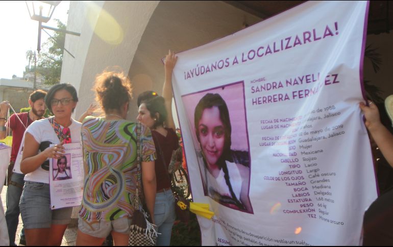 Manifestantes pegan fichas informativas de personas desaparecidas en la fachada; asimismo, realizaron una pinta en una de las paredes cuestionando al mandatario estatal. EL INFORMADOR/E. Barrera