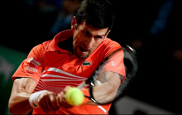 Novak Djokovic regresa una bola a Juan Martín del Potro, durante su encuentro de ayer en el Foro Itálico. AFP/F. Monteforte