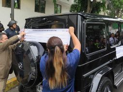 Agentes de la Fiscalía colocaron los sellos de inmovilización al automotor. SUN/I. Ramírez