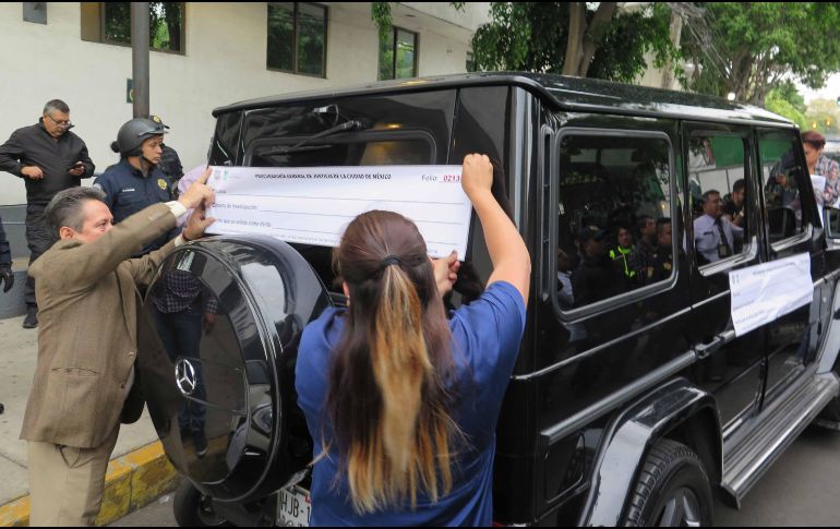 Agentes de la Fiscalía colocaron los sellos de inmovilización al automotor. SUN/I. Ramírez