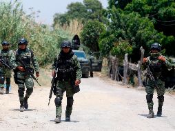 El Ejército Mexicano robustece la vigilancia desde la calle 16 de Septiembre, en San Agustín, tras el hallazgo de una vivienda con cuerpos en su interior. AFP/U. Ruiz