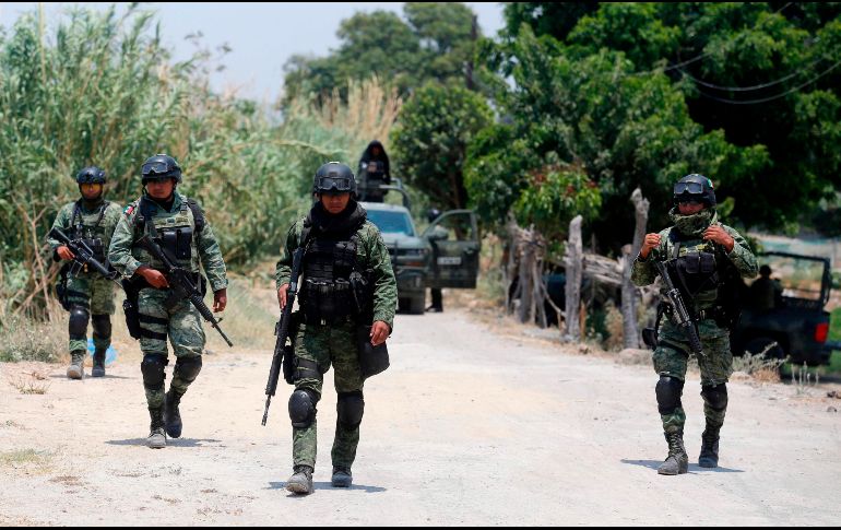 El Ejército Mexicano robustece la vigilancia desde la calle 16 de Septiembre, en San Agustín, tras el hallazgo de una vivienda con cuerpos en su interior. AFP/U. Ruiz