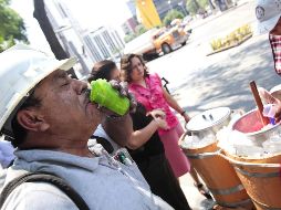Algunas personas se refrescan con bebidas frías y helados para combatir el calor. SUN / ARCHIVO