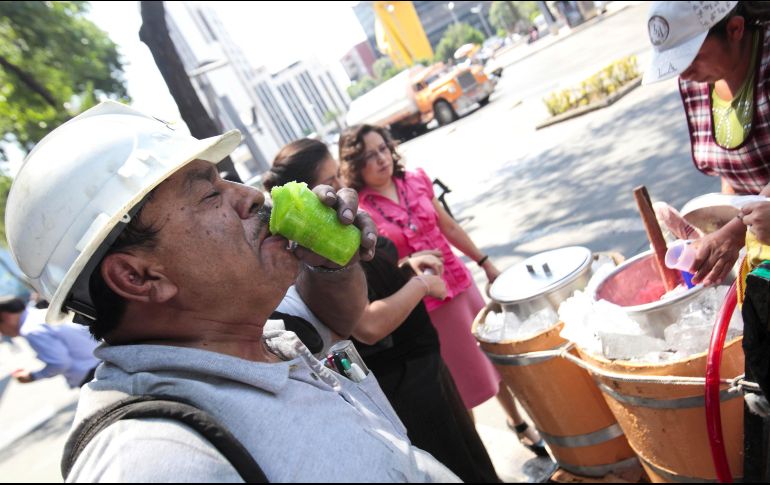 Algunas personas se refrescan con bebidas frías y helados para combatir el calor. SUN / ARCHIVO